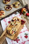 Mini pizzas with fruit and cheese