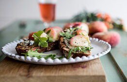 Crostini mit Pfirsichen und Käse