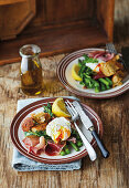 Brotsalat mit Spargel, Prosciutto und pochiertem Ei