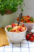 Spaghetti mit Tomaten, Wurst und Knoblauch