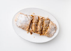 Apfelstrudel mit Rum und Zitrus-Abrieb