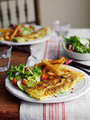Petersilien-Omelette mit Salat und Pommes frites