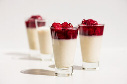 Panna Cotta mit gerösteten Erdbeeren