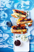 Griechische Saganaki Hot Dogs mit Rote Bete Relish