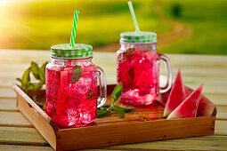 Erfrischende Wassermelonenlimonade auf Tablett