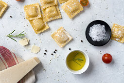 Ungekochte Ravioli mit Käse, Olivenöl und Salz