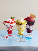 Erdbeer-Sahne-Eisbecher, Eisbecher mit Vanilleeis und exotischem Fruchtgelee & Waldbeeren-Kaffee-Eisbecher