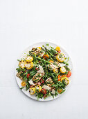 Bunter Salat mit grünem Spargel, Grillmais und Grill-Tofu
