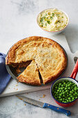 Beef Pie mit Pilzen, Erbsen und Kartoffelpüree