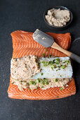 Rohes Lachsfilet mit Garnelencreme und Kabeljaufilet belegen