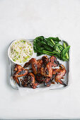 Sticky Chicken Wings mit Miso, Ingwer, Pak Choi und Reis