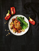 Kung Pao Spaghetti mit Garnelen, Paprika und Choi Sum (China)