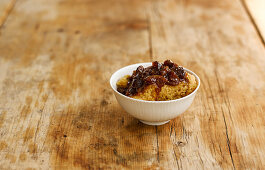 Sponge pudding with caramelised figs in a bowl