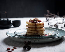 Vegane Pancakes mit Heidelbeersirup, Walnüssen und Gojibeeren