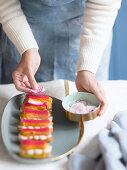 Pikante Éclairs mit Räucherfischcreme und Radieschengelee