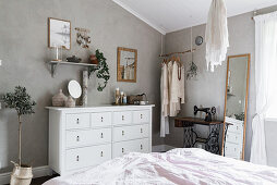 Schlafzimmer im Boho-Stil mit grauen Wänden