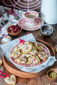 Herzförmige Pistazien-Cranberry-Kekse mit Rosenknospen