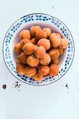 Small peaches in a bowl