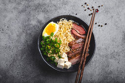 Ramen-Nudelsuppe mit Tofu, Schweinefleisch und Ei (Japan)