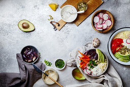 Lunch Bowl mit Couscous, Karotten, Zwiebeln, Radieschen und Avocado
