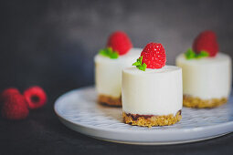 Cream cheese yoghurt cakes with crumble bases, cupuaçu and raspberries