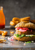 Veggie-Burger mit Blumenkohl-Bohnen-Pattie und eingelegten roten Zwiebeln