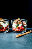 Caprese-Salat mit Croûtons in Gläsern