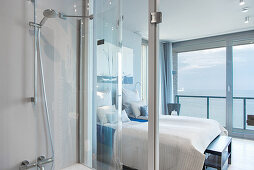 Double bed, terrace doors with sea view and ensuite bathroom in bedroom
