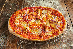 'Tosca' pizza with red onions