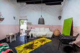 Stilmix im mediterranen Wohnzimmer mit verputzten Wänden