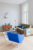 Sofa, Sessel, runder Couchtisch und Sideboard in Altbauwohnung