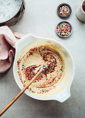 Kuchenteig mit bunten Zuckerstreuseln