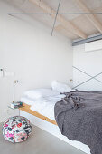Modern houseboat: simple bedroom