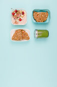 Take-away breakfast with a smoothie and porridge