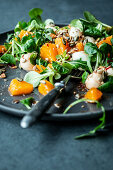 Lamb's lettuce with oranges and mozzarella