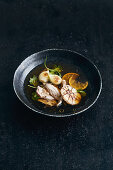 Garlic broth with chicken and limes