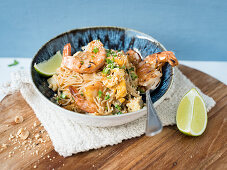 Pad Thai with eggs, prawns and peanuts (Thailand)