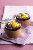 Tonkabohne-Mango-Mousse au chocolat mit warmer Brombeersauce