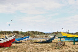 Bunte alte Boote liegen am Strand