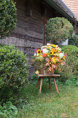 Üppiger Herbststrauß mit Hortensie, Chrysanthemen, Sonnenblumen und Eichenlaub