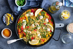Paella mit Fisch, Paprika und grünen Bohnen