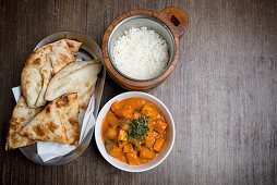 Gemüse-Makhani mit Reis und Naan (Indien)