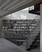 Self-supporting staircase and library in modern, architect-designed house
