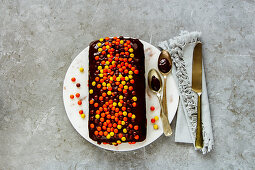 Kleiner Schokoladenkuchen mit bunten Schokoperlen