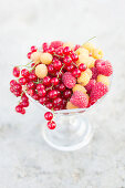 Frische Himbeeren und Johannisbeeren in Kristallschale