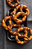 Crispy black-and-white pretzels