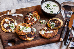 Kolokithokeftedes (Zucchinipuffer, Griechenland) mit Feta-Joghurtdip