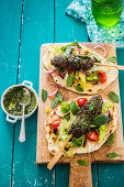 Gegrillte Kebabs mit Kirschtomaten auf Fladenbrot