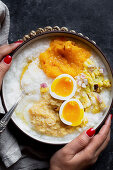 Reis mit Kürbis- und Kartoffelnpüree, Linsen und Ei (Comfort Food, Indien)