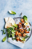 Buffalo Chicken Kebabs mit Fladenbrot, Gurke und Salat